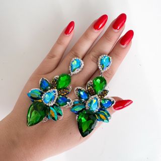 Oleee🤎💚, trocha zelené jeste neuškodila nikdy nikomu🤗. #mendozajewels #sperky #nausnice #handmade #jewellery