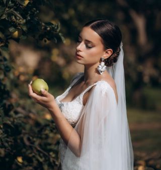 Svatební šperky. Bílá, stříbrná a někdo se i odváže a přidá další barvy. Co preferujete vy? #mendozajewels #sperky...