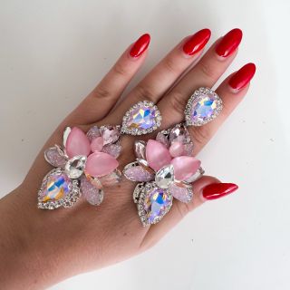 Světle růžové, princeznovské🩷. Na ples jako dělané, co myslíte? #mendozajewels #nausnice #sperky #jewellery #handmade...